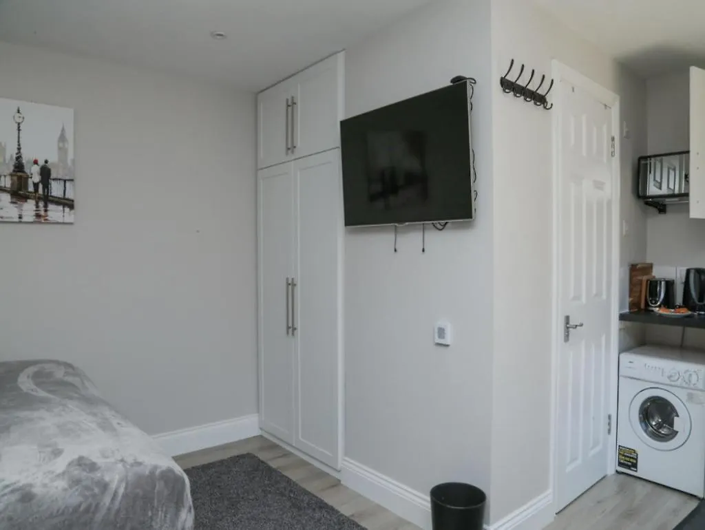 Stayzo - Crofton Park - Central London Refurbished Studio 0*,