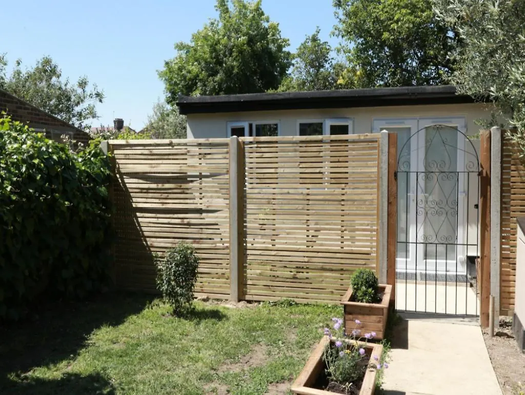 Stayzo - Crofton Park - Central London Refurbished Studio Apartment